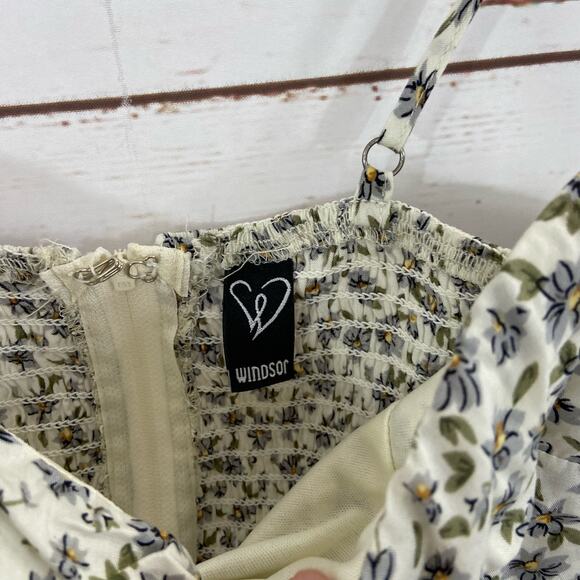 Windsor S White Floral Twist Keyhole Smocked Spaghetti Strap Cami Crop Top - Picture 6 of 7